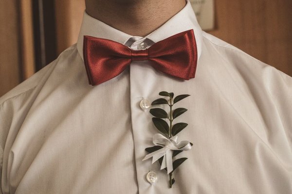 groom tie vs bow tie